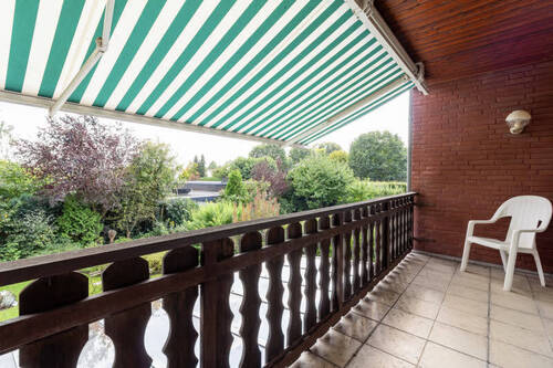 Balkon mit Sonnenmarkise - 