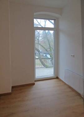 Blick aus der Küche auf den Balkon - Etagenwohnung mit 62,00 m² in Braunschweig zum Kaufen