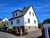 Bild 1 - 35444 Biebertal, Rodheim-Bieber Wohnhaus mit großem Garten, Doppelgarage und Nebengebäude in ruhiger Lage