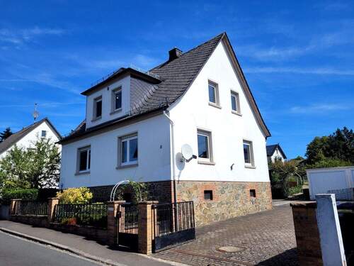 Bild 1 - 35444 Biebertal, Rodheim-Bieber Wohnhaus mit großem Garten, Doppelgarage und Nebengebäude in ruhiger Lage