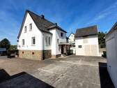 Hofansicht - 5 Zimmer Einfamilienhaus zum Kaufen in Biebertal / Rodheim-Bieber