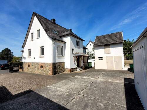 Hofansicht - 5 Zimmer Einfamilienhaus zum Kaufen in Biebertal / Rodheim-Bieber