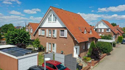 Ansicht von vorn - Familienidylle in Wellen - gepflegte Doppelhaushälfte mit 5 Zimmern, Kamin und Garten