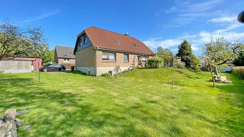 Außenansicht und Garten - 6 Zimmer Einfamilienhaus in Wiemersdorf