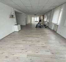 Ab sofort, gute Lage: Schöne Gewerbeeinheit, barrierefrei, mit 2 KFZ-Stellplätzen, Gartenant., etc.! - Burglengenfeld