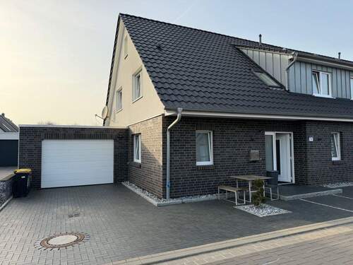 Front - 4 Zimmer Doppelhaushälfte zum Kaufen in Garbsen / Horst