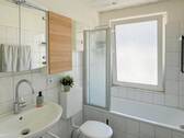 Wannenbad mit Tageslicht - 