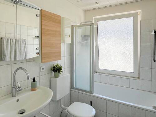 Wannenbad mit Tageslicht - 