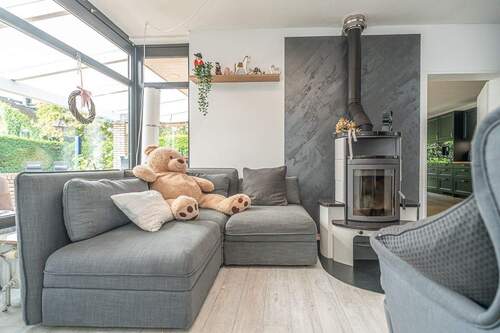 Große Fenster lassen viel Tageslicht herein - 