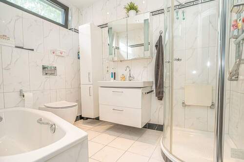 Schlichte Eleganz im Familienbad - 