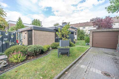 Garage und PKW-Stellplatz sind hübsch gestaltet - Einfamilienhaus mit 159,30 m&sup2; in Wilhelmshaven zum Kaufen