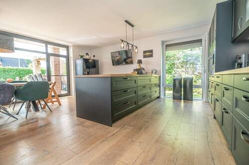 Modernes Küchedesign verbindet sich mit Wohnlichkeit - 