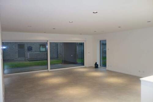 Wohn-/ Esszimmer mit offener Küche - 