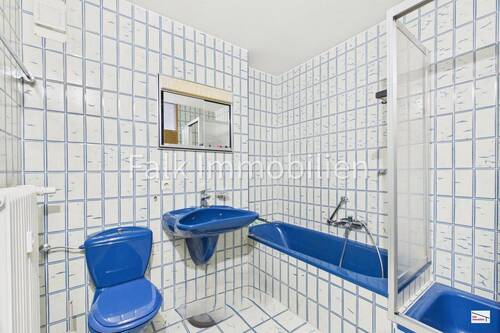 innenliegendes Bad mit Badewanne und Dusche - 