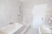 Tageslichtbad mit Wanne und Dusche EG - 