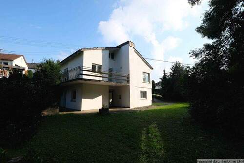 Hausansicht mit Garten und Wald - 6 Zimmer Mehrfamilienhaus, Wohnhaus zum Kaufen in Freiberg