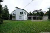 Hausansicht mit Zufahrt - 6 Zimmer Mehrfamilienhaus, Wohnhaus in Freiberg