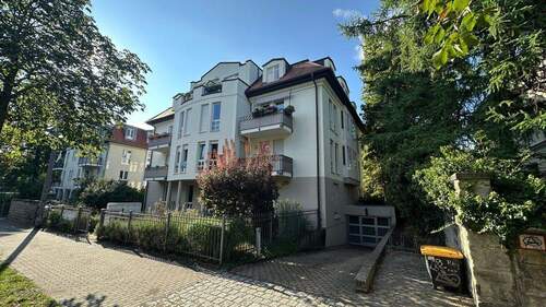 Außenansicht mit Tiefgararageneinfahrt - 2 Zimmer Etagenwohnung zum Kaufen in Dresden