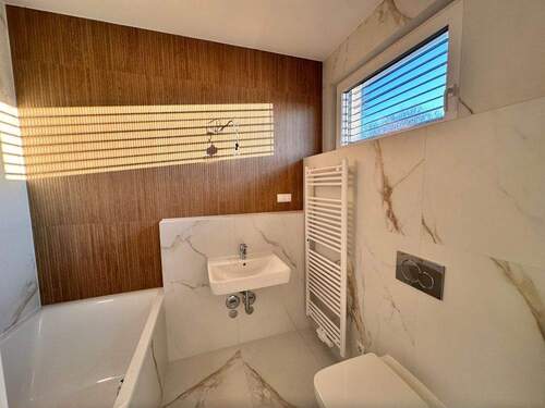 Badezimmer mit Badewanne - 