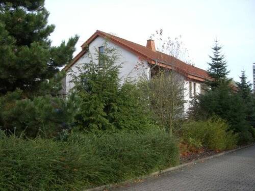 Außenansicht - In angenehmer Wohngegend vermieten wir diese 2-Zimmer-Erdgeschosswohnung mit großer Terrasse und Einbauküche