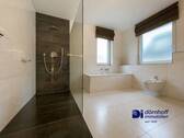 Badezimmer mit Dusche und Wanne - 