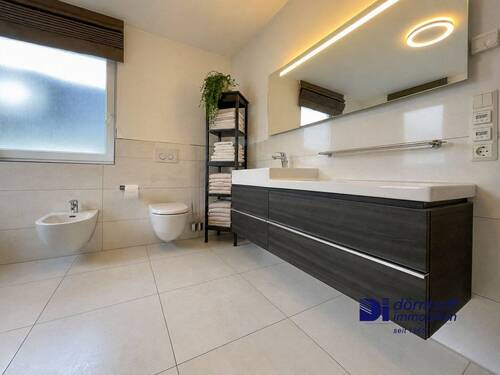 Badezimmer mit Dusche und Wanne - 