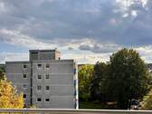 Aussicht Balkon - Zentral gelegene 2-Zimmer-Wohnung mit Balkon, Einbauküche und Stellplatz – gepflegt und gut vermietet