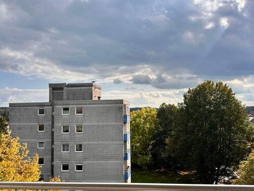 Aussicht Balkon - Zentral gelegene 2-Zimmer-Wohnung mit Balkon, Einbauküche und Stellplatz – gepflegt und gut vermietet