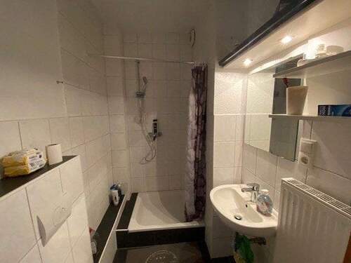 Hochglänzende Fliesen machen das kleine Bad hell und weit - 