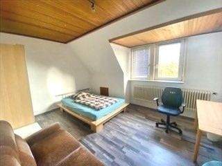 Holz und helle Farben schaffen Wohnlichkeit - 