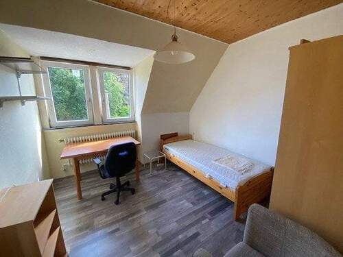 Ohne Schnickschnack präsentiert sich das Zimmer im Dachgeschoss - 