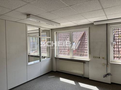 hell durch viele Fenster - Innenstadtlage: Großes Büro im 2. Obergeschoss mit Aufzug