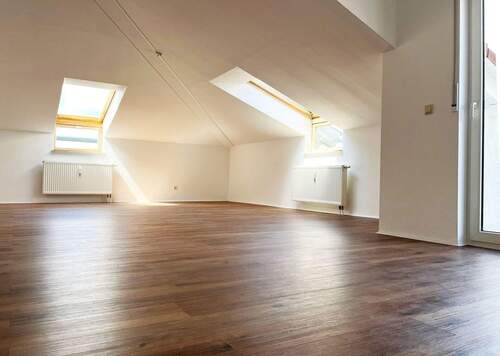 Wohnzimmer - Dachgeschosswohnung mit zwei Balkonen, neuer Einbauküche und Tiefgaragenstellplatz