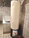 Älteres, renovierungsbedürftiges Bad im KG. - 