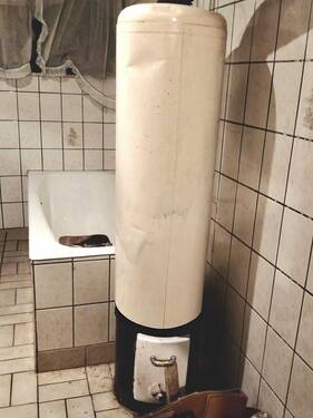 Älteres, renovierungsbedürftiges Bad im KG. - 