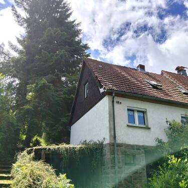 Ansicht mit Carport. - 
