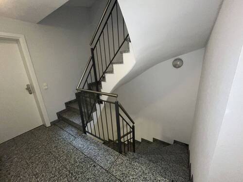 Treppenhaus - Etagenwohnung mit 94,00 m&sup2; in Karlsruhe / Innenstadt zur Miete