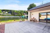 Terrasse mit Blick in Privaten Garten - 