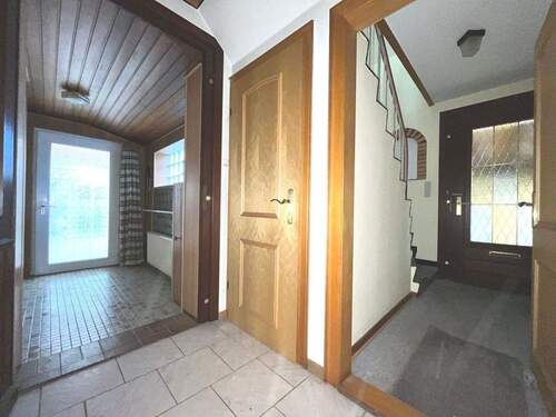 Der Eingangsbereich zeigt Modernisierungsbedarf - Mehrfamilienhaus, Wohnhaus mit 282,00 m&sup2; in Sande zum Kaufen