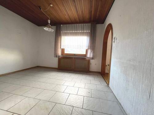 Das Esszimmer schliesst sich direkt an die Küche an - 