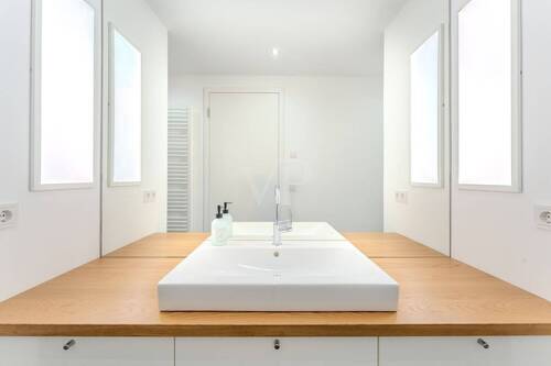 angefertigter Waschtisch im Bad (B2) - 4 Zimmer Etagenwohnung in Berlin - Pankow