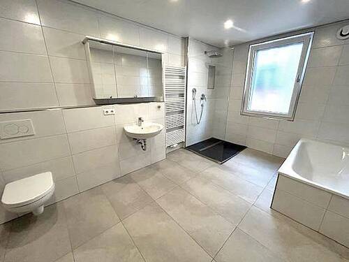 Tageslichtbad mit Wanne u. Dusche - 