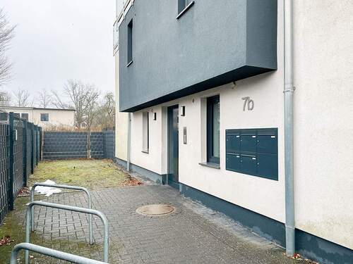 Hauseingang - Stilvolle Erdgeschosswohnung mit Terrasse, Garten und hochwertiger Ausstattung