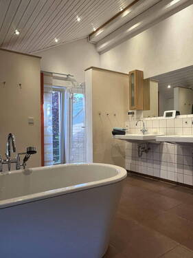 Großzügiges Badezimmer - 