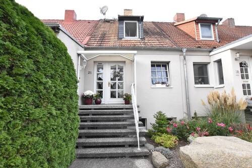 Ansicht des Reihenhauses - Reihenhaus in 19061 Schwerin mit Werkstattgebäude, Teich, Terrasse