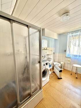 Badezimmer mit Dusche - Doppelhaushälfte mit 131,00 m&sup2; in Püchersreuth zum Kaufen