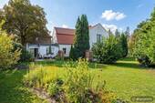 [KI-optimiertes Foto] Blick vom Garten - Eleganz der 1920er trifft moderne Wohnqualität mit großem Garten- Mehrgenerationenwohnen möglich