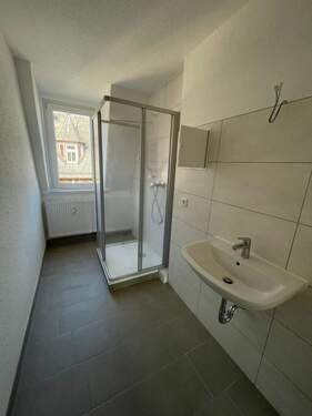 Bad mit Dusche und Fenster - 