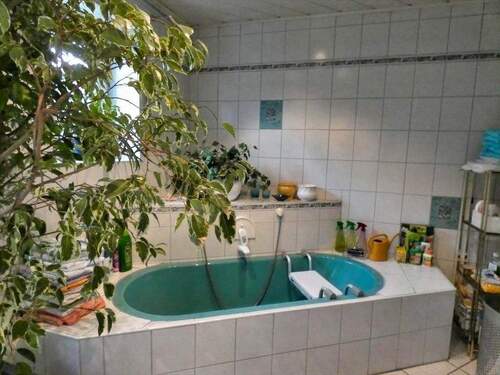 Bad mit Wanne und Dusche - 