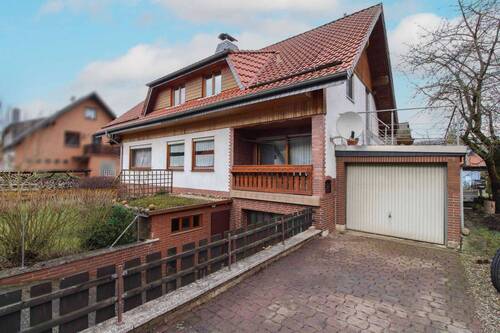 Ansicht - Gepflegtes 7-Zi.-Zuhause mit Garten, 2 Garagen und Carportstellplatz in Delligsen